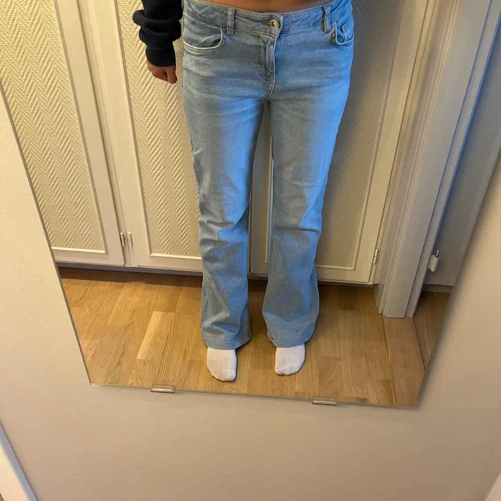 Säljer dessa snygga ljusblå lågmidjade och utsvängda jeans från Zara i storlek 40😍 Använda ett fåtal gånger och har inga defekter😇. Jeans & Byxor.