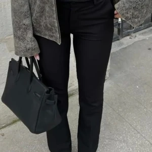 Kostym byxor  - Säljer ett par jätte snygga kostymbyxor från Gina Tricot som är lite högre i midjan. Dom sitter perfekt på kroppen och passar till alla tillfällen. Jag har använt dessa ungefär 4 gånger. Dessa byxor har krympt tyvärr krympt för mig.  Nypris: 499 kr 