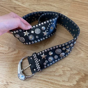 Skärp - Superfint unikt vintage skärp, använder det inte. Ser oanvänt ut! Justerbart mellan ca 71-84 cm (första/sista hålet), bredd 6 cm.