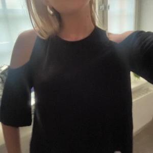 Open shoulder tshirt - Så söt svart t-shirt med öppna axlar