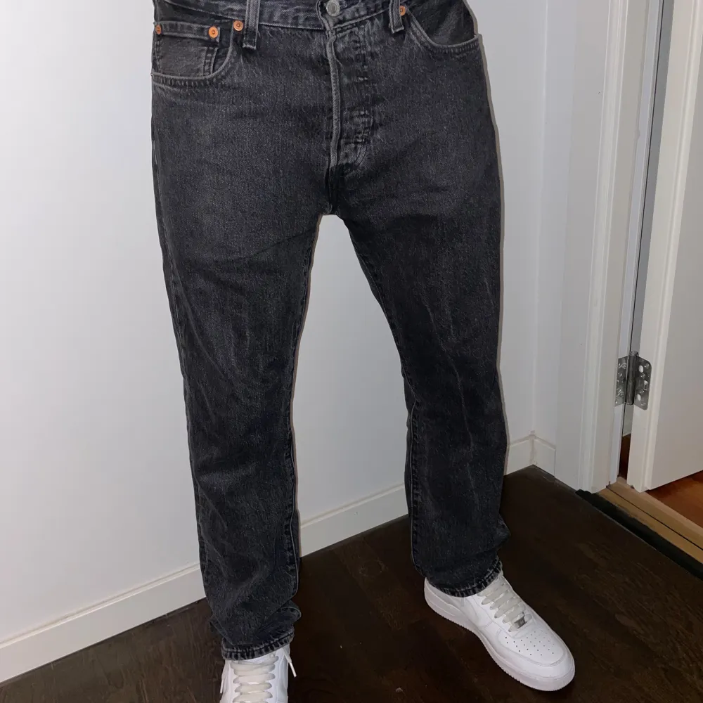 Riktigt snygga levis 501 Jeans. Säljer för att dom sitter lite för stort i midjan på mig. 32/32 är storleken, dom är sällan använda. . Jeans & Byxor.