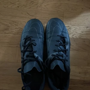 Fotbollskor  - Skorna är storlek 40/40,5. det är i bra skick. Skorna är Nike phantom gt2. Skorna är bra till kostgräs och vanligt gräs