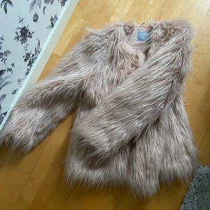 Ljusrosa pälsjacka  - Knappt andvönd