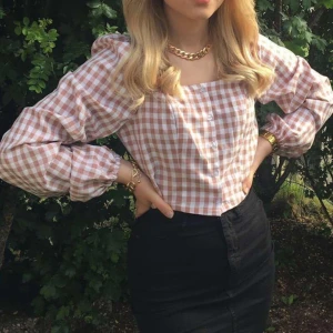 Blus  - En Blus från NA-KD. Den är vit och smuts-rosa. Strl 36. Använd 4/5ggr för ett par år sedan men använder inte längre.