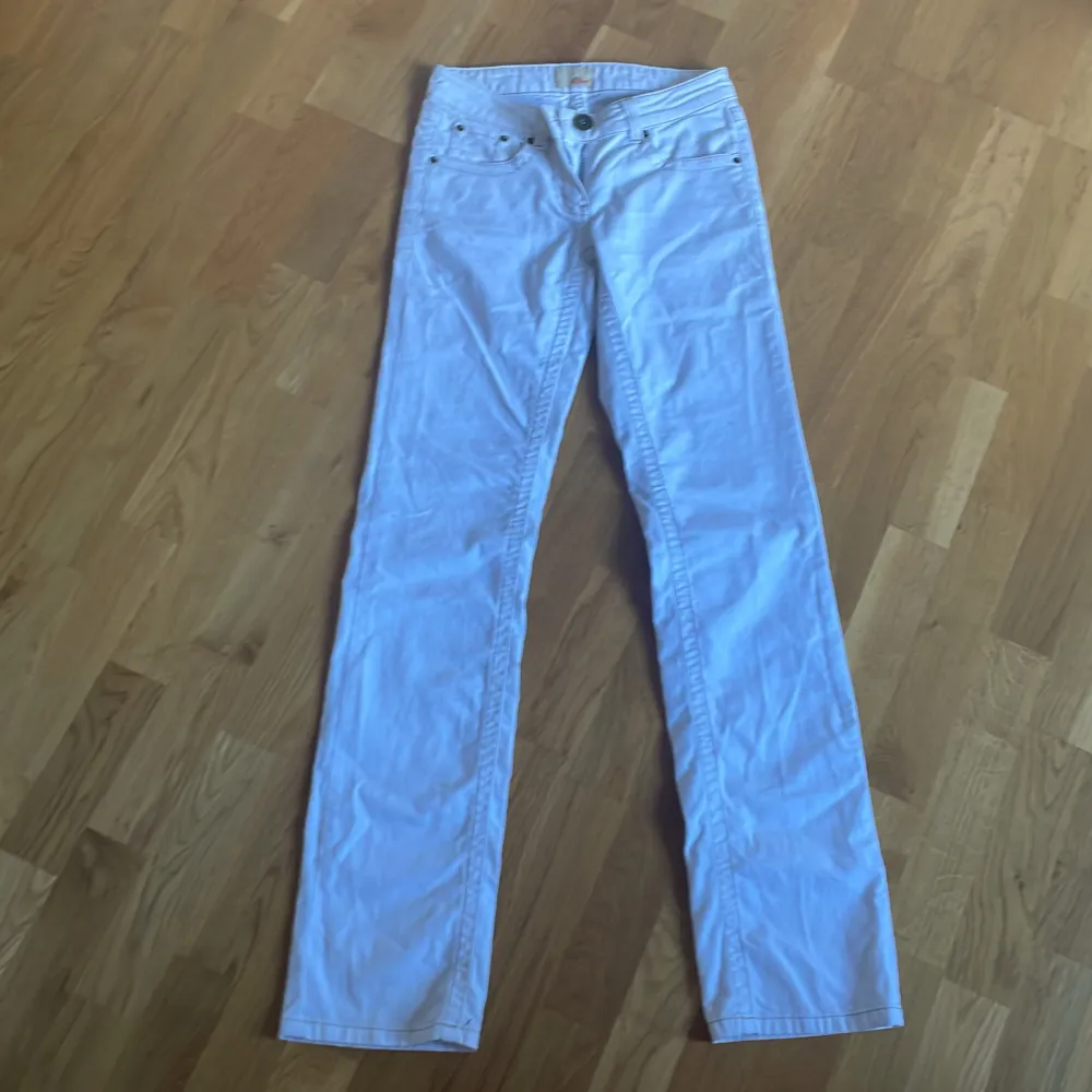 Super fina jeans med dina fickor och bra skick. Köpte de second hand men bara använda få gånger. Säljer på grund av att de tyvärr är för små.💕💕L34 W24. Jeans & Byxor.