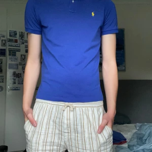 Ralph Lauren piké  - Säljer den jätte fina piké den har inga skador eller fläckar och är i jätte fint skick den passar M jag är 188 82 kg priset kan diskuteras 