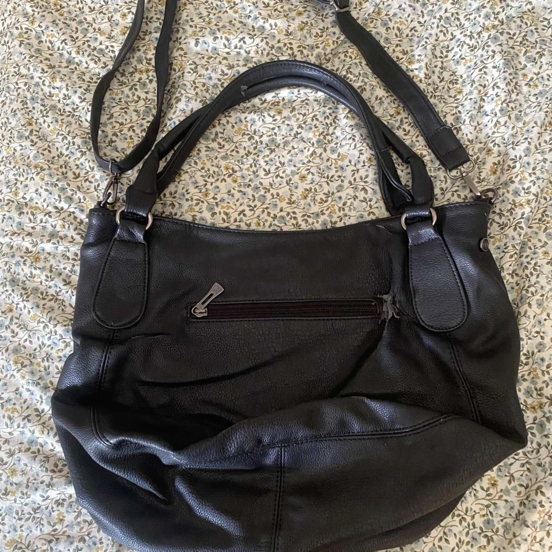 Svart axelväska med dragkedjor och spänne - 91