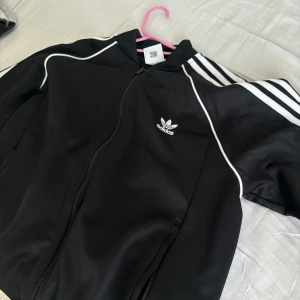 Addidas kofta  - En svart nästan helt oanvänd kofta från addidas. Inga defekter alls