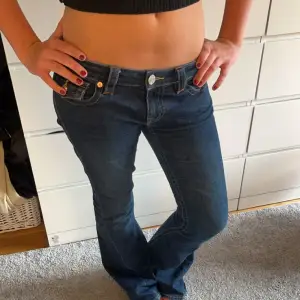 Om du har ett par av dessa true religion jeans i strl 26 och söker ett par i 27 kontakta gärna mig💗 Dom är i superbra skick använd bara ett fåtal gånger. Om du bara vill köpa kan pris diskuteras💗 Nypris ca 1200