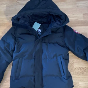 Canada goose macmillan - Canda goose macmillan, helt ny, storlek XL. Passar 180 cm ungefär 75 kg. Möts upp i Stockholm och fraktar. 