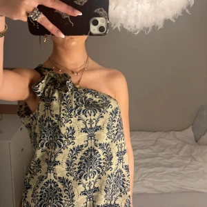 Topp - Supersnygg mönstrad topp med knutning vid axeln som tyvärr inte kommer till användning 