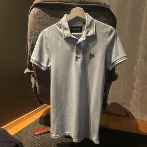 Lyle & Scort Piké - ljusblå/turkos - Hej, säljer nu min ljusblåa/turkosa piké som är i XS. Har använts en del men på ett sparsamt sätt, är fortfarande i väldigt bra skick, 7/10.  