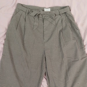 Byxor - Byxor från Holly&Whyte (Lindex) I jätte bra skick