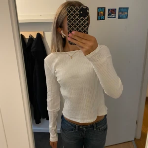 Vit långärmad  - Går att använda från båda håll, beroende på hur man vill ha urringningen❣️