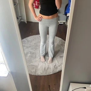 gråa yoga pants🩶 - säljer min superfina gråa yoga pants från Gina Tricot🩶 de är i storlek S, använd bara några fåtal gånger💓