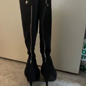 Boots - Säljer mina extremt snygga mocka boots, använd fåtal gånger. Perfekt om man vill känna sig extra snygg. Pris kan diskuteras vid snabb affär 💕 Ordinarie pris 800kr