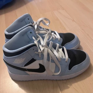 Air Jordan Mid ”Ice Blue” - Fint skick, köpta på Second Place för 2400kr.