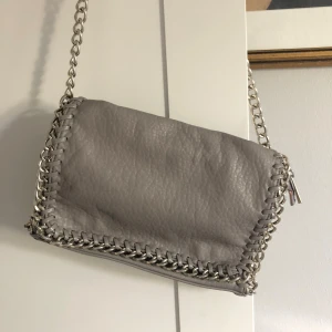 En super snygg väska från tiamo!  - En jättefin väska grå axelremsväska från tiamo! Ett fack med dragkedja på baksidan och ett på insidan. Skriv om du har några frågor eller om du är intresserad i att köpa 🫶🏻
