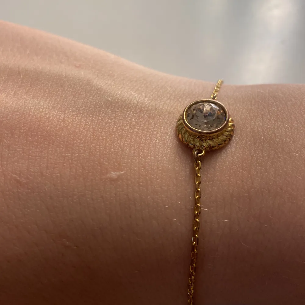 Säljer detta guld armband då jag inte använder guld. Den har täcken på användning men är i äkta silver med guldpletering så går att rengöra. Jag vet inte vad det är för märke men den har en stämpel så går säkert att ta reda på. . Accessoarer.