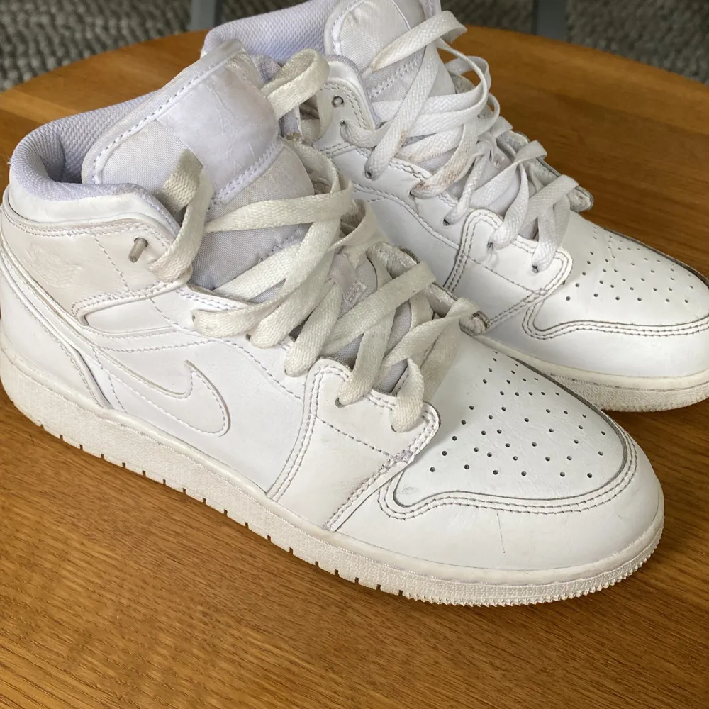 Sparsamt använda Air Jordan 1 Mid 1/1 storlek 39. Skor.