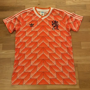 Fotbolls T-shirt  - Jätte bra skick och helt ny inget som e fel med den inget smuts eller nåt. Köpte den för 700kr å säljer den för 400kr, priset kan diskuteras 