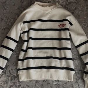 Randig tröja från H&M 🍁 - Detta är en fin randig tröja som jag köpte från H&M men har bara använt den fåtal gånger. Den är perfekt till höst och är i väldigt bra skick eftersom den nästan aldrig är använd! Den är i storlek XS, men går bra med S och M också.