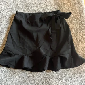 Svart Kjol Kort - Den här söta kjolen från shein som jag beställde några år sen vill jag sälja för jag använder den inte så mycket längre. Jätte skön o söt. Skriv om ni är intresserade ☺️