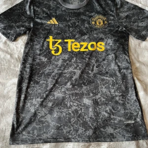 Manchester United tröja - United training kit 2024. Den är använd 2 gånger, nypris är 1200kr men jag säljer för 550kr pga behöver pengar