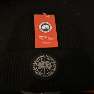 Äkta Canada goose mössa  - Helt ny canada goose mössa den är äkta och jag har inte använt den en ända gång 