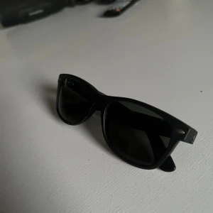 Rayban wayfarer solglasögon (mat svart) - feta rayban solglasögon i färgen mat svart och g-15 green (linser) säljer glajorna pga felköp och dom är i nyskick!🌟 Ny pris: 1031 kr | Mitt pris: 399  kr. Hör av er vid frågor eller funderingar!🤩