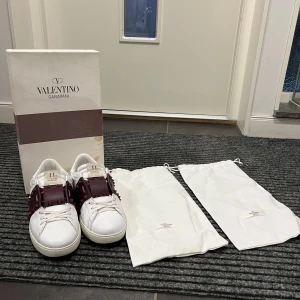 Valentino skor - Tja! Säljer nu mina sjukt fina Valentino open rockstud untitled 11. Påkostade valentino opens helt enkelt. Ruggigt bra skick, avgör även själv utifrån bilderna. Storlek 41, passar även 42. Låda, dbags ingår🙌  Nypris: 8-9k Mitt pris: 2199