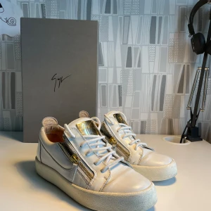 Giuseppe Zanotti - Tjena, säljer mina trendiga skor från det italienska märket Giuseppe Zanotti. Skorna är väl omhändertagna cond 8/10. Skorna sitter stort i storleken. Allt sig följer med! Nypris: 7499kr hör av er vid minsta intresse //Anton