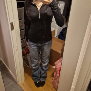 Svart define jacka - Define zip up jacka som är jätte flattering och bekväm.