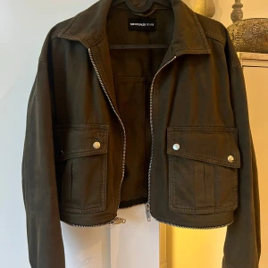 Cool jacka  - Skit cool jacka ifrån The Kooples Jeans i storlek S😊 Den är brun med lite olivfärg💚