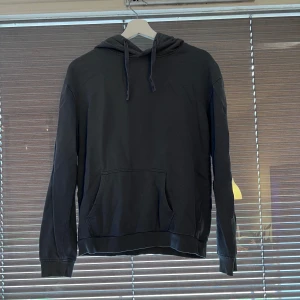 Hoodie - Blå hoodie Skick: Okej