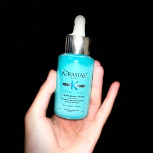 Kérastase Extentioniste hår serum🩵 - Kérastase Serum är ett koncentrerat serum som inte sköljs ur, ingredienserna stimulerar växten av håret inom en väldigt kort tid. Den skyddar hårbotten från aggressioner & stimulerar rötterna. Appliceras med en lätt huvudmassage. ☺️
