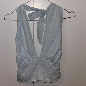 Topp - En fin ljusblå topp som är öppen i ryggen i väldigt fint skick, endast använd ett fåtal  gånger💕 Storlek: 36