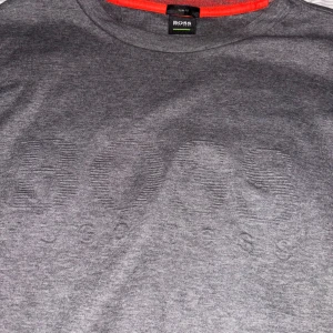 Hugo Boss Sweatshirt grå - Grå Hugo Boss tröja i väldigt bra skick Storlek L men är mer som M pga Slim Fit