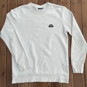 J.Lindeberg - J. Lindeberg tröja, herr, vit. Storlek: medium 100% bomull Nypris: 1000 Säljes för: 200 kr
