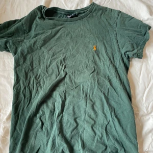 Ralph lauren t shirt grön M - Grön t shirt Ralph lauren. Grön, använt skick. Strlk M