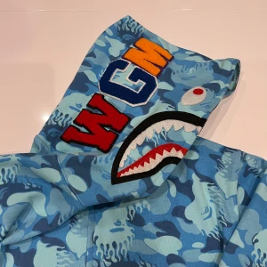 Bape hoodie - Bape hoodie flame blue Storlek XL (passar M-L) Oanvänd  