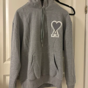 Ami paris hoodie - Fin grå ami paris hoodie i storlek M/S med vitt hjärta. Priset går att diskutera vid snabb affär. 