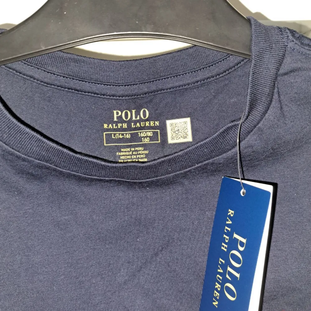 Riktigt snygg Ralph lauren tröja i en populär färg, helt oanvänd och inga defekter, nypris 800-999, kontakta vid funderingar . T-shirts.