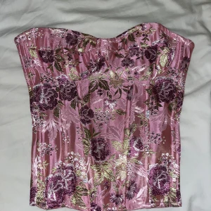 Korsett topp - Jättesnygg korsett topp! Säljer pga den inte kommit till användning.❤️❤️‍🔥