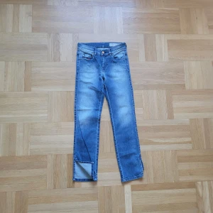 Diesel jeans - Säljer dessa snygga jeans från Diesel i modellen Sandy ankle. Storlek W24 L30. Midja rakt över: 34 cm. Innerbenslängd: 67 cm. Nyskick. Hör gärna av dig om du har några funderingar🩷