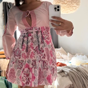 Odd Molly klänning  - Otrolig ”one of a kind” klänning från Odd Molly, nästintill oanvänd med knyte antingen fram eller baktill💕🌸🩷