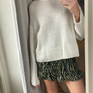 MÖNSTRAD KJOL ZARA - Grön/Svart kjol med zebramönster från Zara. Nyskick med prislapp kvar!! Storlek: S