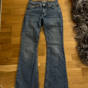 snygga jeans💞 - Säljer ett par snygga blå jeans från gina . De står att de är lowwaisy men själv tycker jag mer att de ät mot mid waist hållet nypris 500