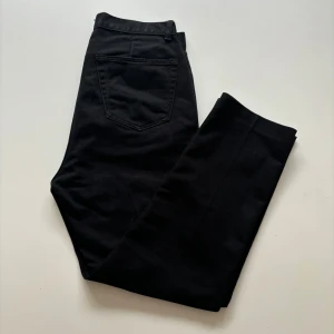 Weekday jeans - Weekday jeans, i kort modell. Midja 29. Skick 9/10. Modell 182 cm men väldigt mycket häng på bilden, passar folk runt 170cm.