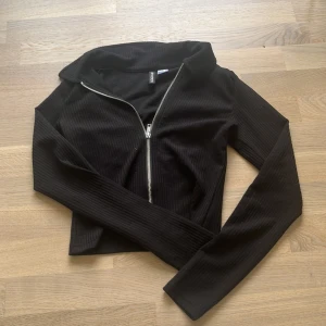 Svart tröja  - Bra skick, använd 2-3 gånger